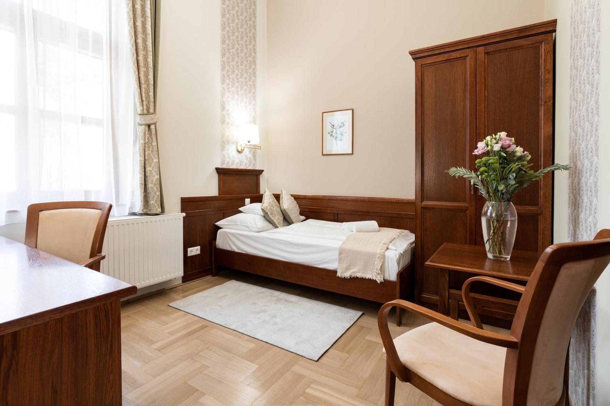 Hotel Kardosfa Zselickisfalud